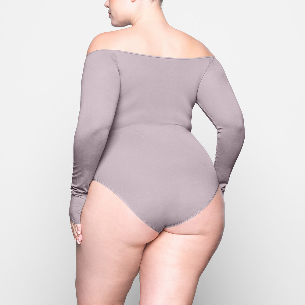 Skims LIGHT ESSENTIAL Off The Shoulder Bodysuit Lavendel | TFV-713204