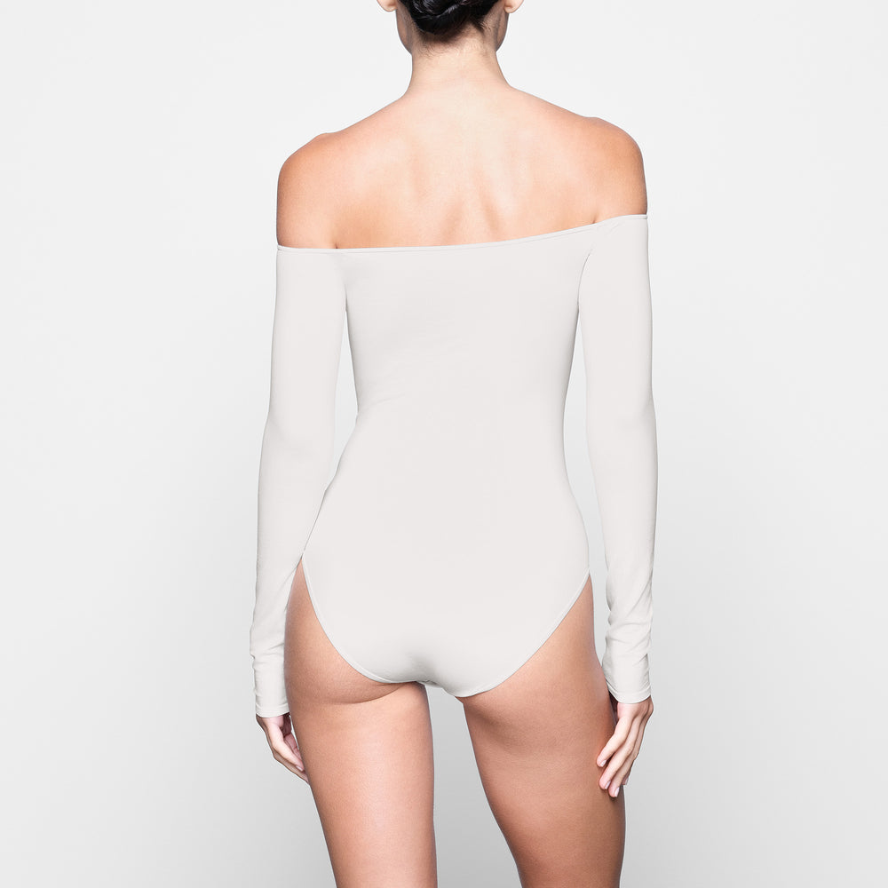 Skims LIGHT ESSENTIAL Off The Shoulder Bodysuit Wit | VUI-857213