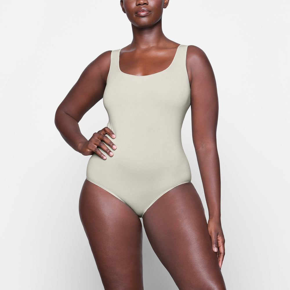 Skims LIGHT ESSENTIAL Scoop Neck Bodysuit Wit | QUS-618793