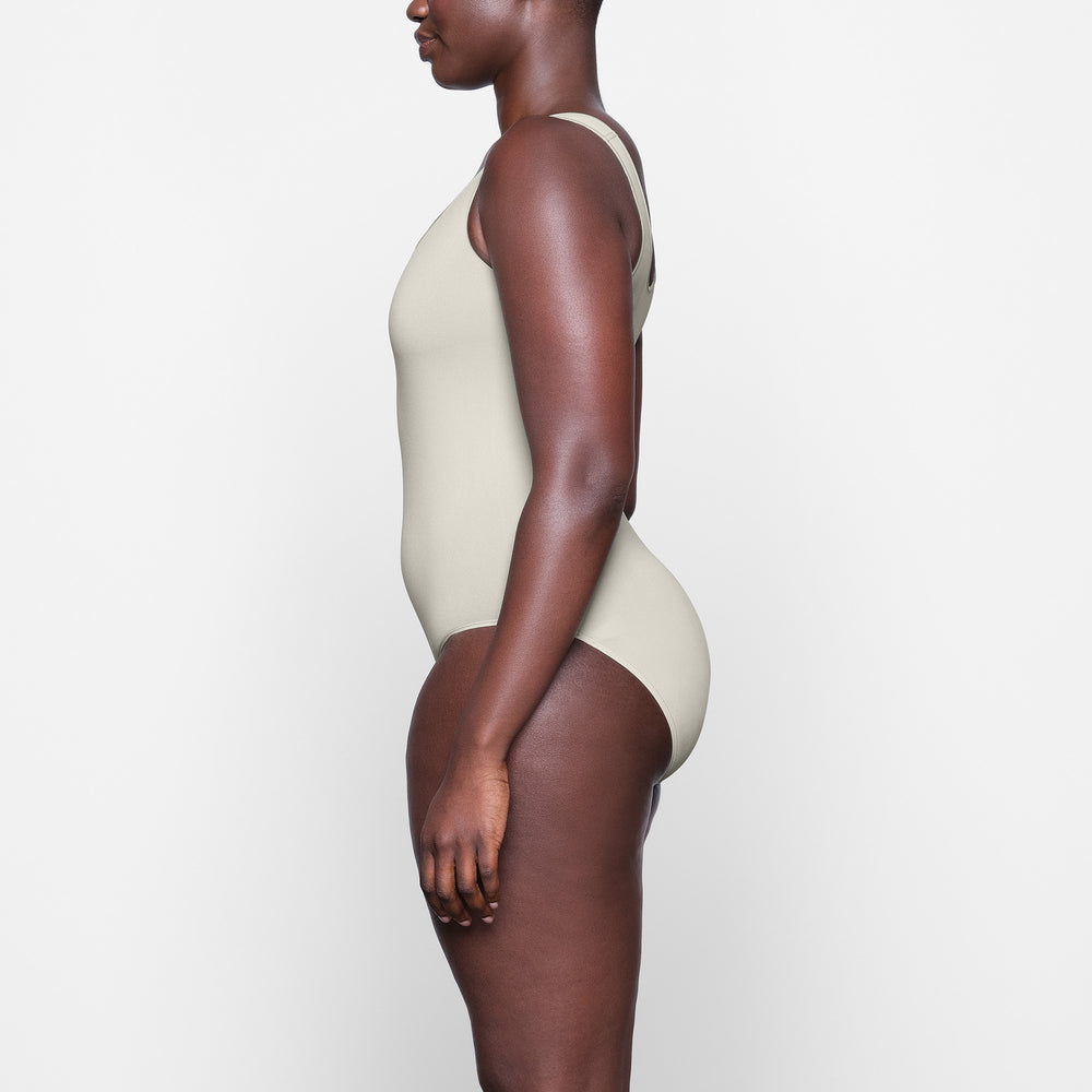 Skims LIGHT ESSENTIAL Scoop Neck Bodysuit Wit | QUS-618793
