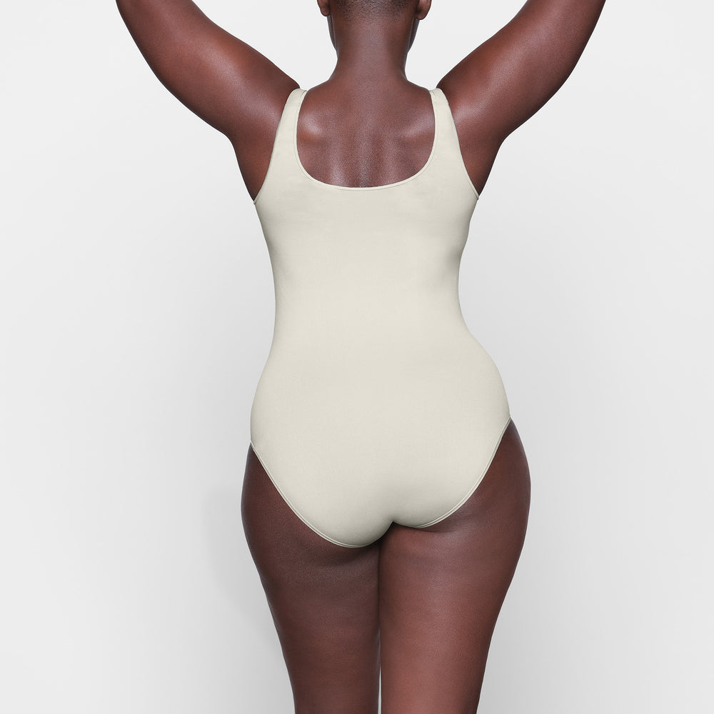 Skims LIGHT ESSENTIAL Scoop Neck Bodysuit Wit | QUS-618793