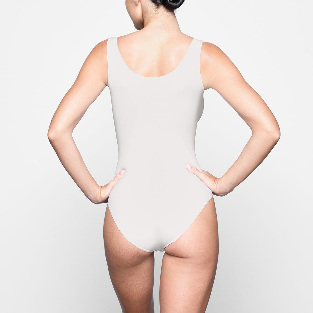 Skims LIGHT ESSENTIAL Scoop Neck Bodysuit Wit | SNU-421039