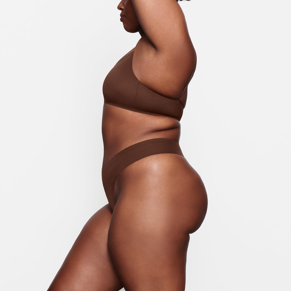 Skims NAKED DIPPED Thong Chocola | NFQ-637902