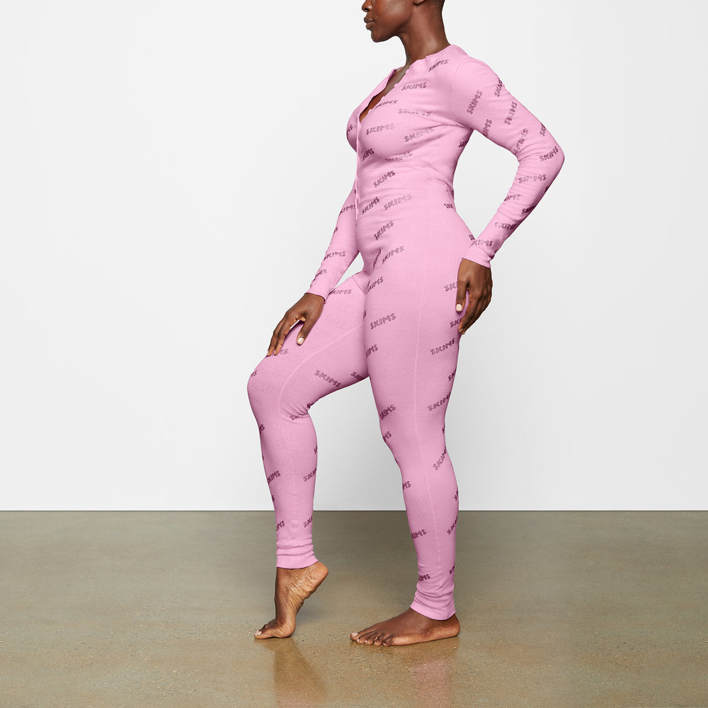 Skims RHINESTONE LOGO POINTELLE Onesie Roze | ZHN-462790