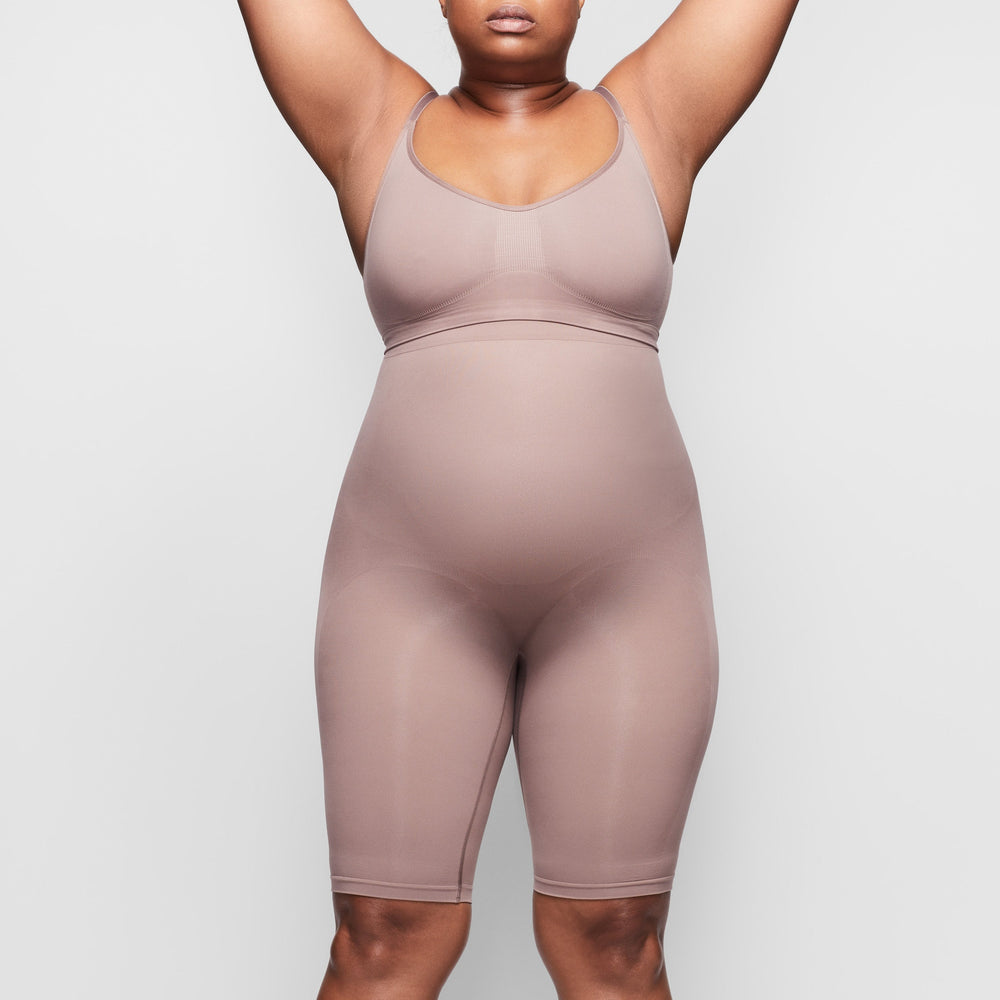 Skims SCULPTING ABOVE THE KNEE Korte Broek Bruin | BAO-832460