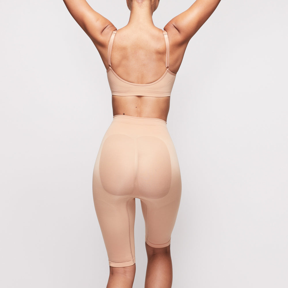 Skims SCULPTING ABOVE THE KNEE Korte Broek Beige | HMW-697310