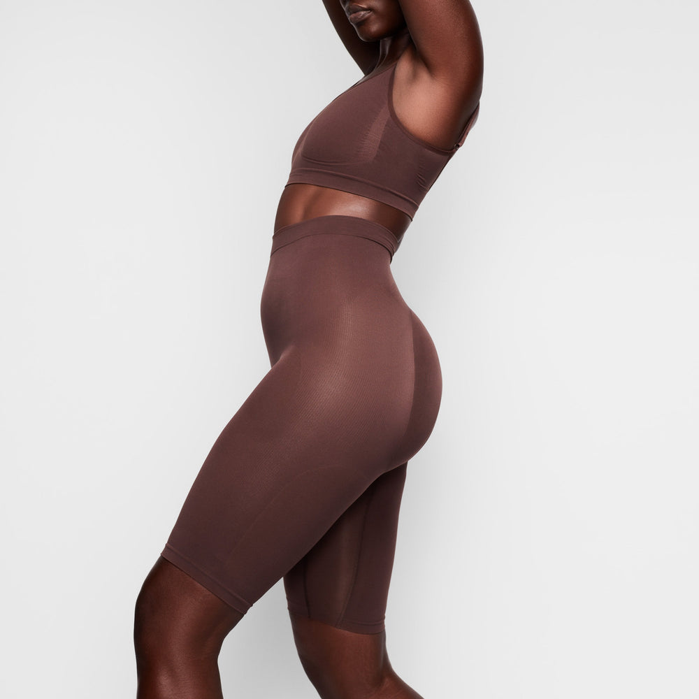 Skims SCULPTING ABOVE THE KNEE Korte Broek Chocola | ONX-730512
