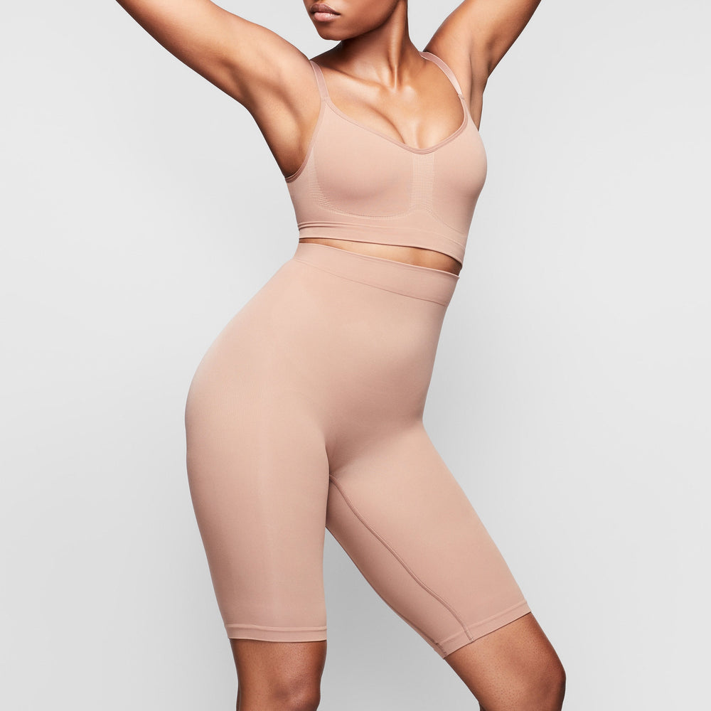 Skims SCULPTING ABOVE THE KNEE Korte Broek Abrikoos | QIA-283675