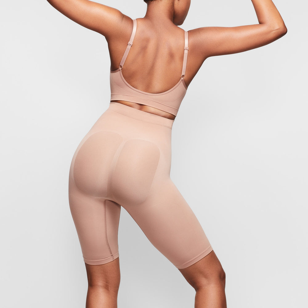 Skims SCULPTING ABOVE THE KNEE Korte Broek Abrikoos | QIA-283675