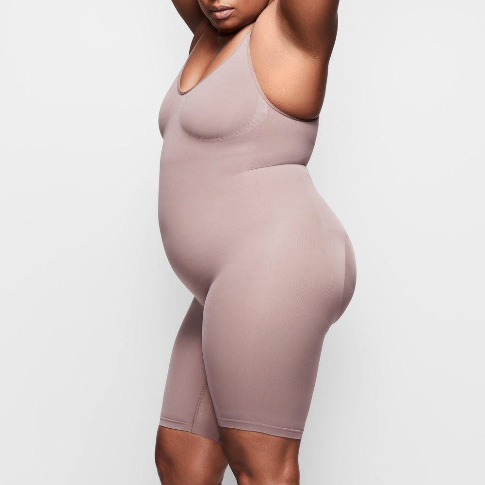 Skims SCULPTING BODYSUIT MID THIGH W. OPEN GUSSET Bodysuit Bruin | IPH-716430
