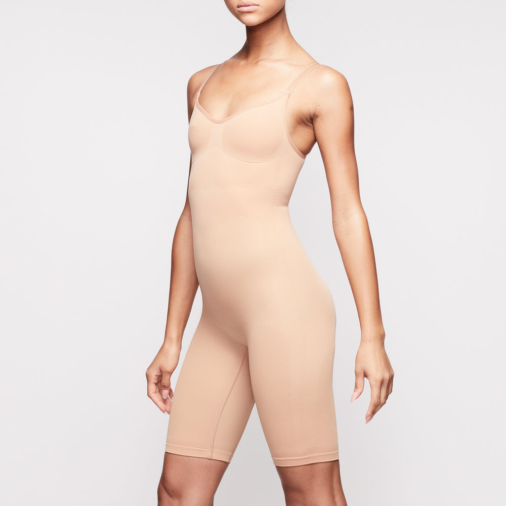 Skims SCULPTING BODYSUIT MID THIGH W. OPEN GUSSET Bodysuit Beige | TFQ-426891