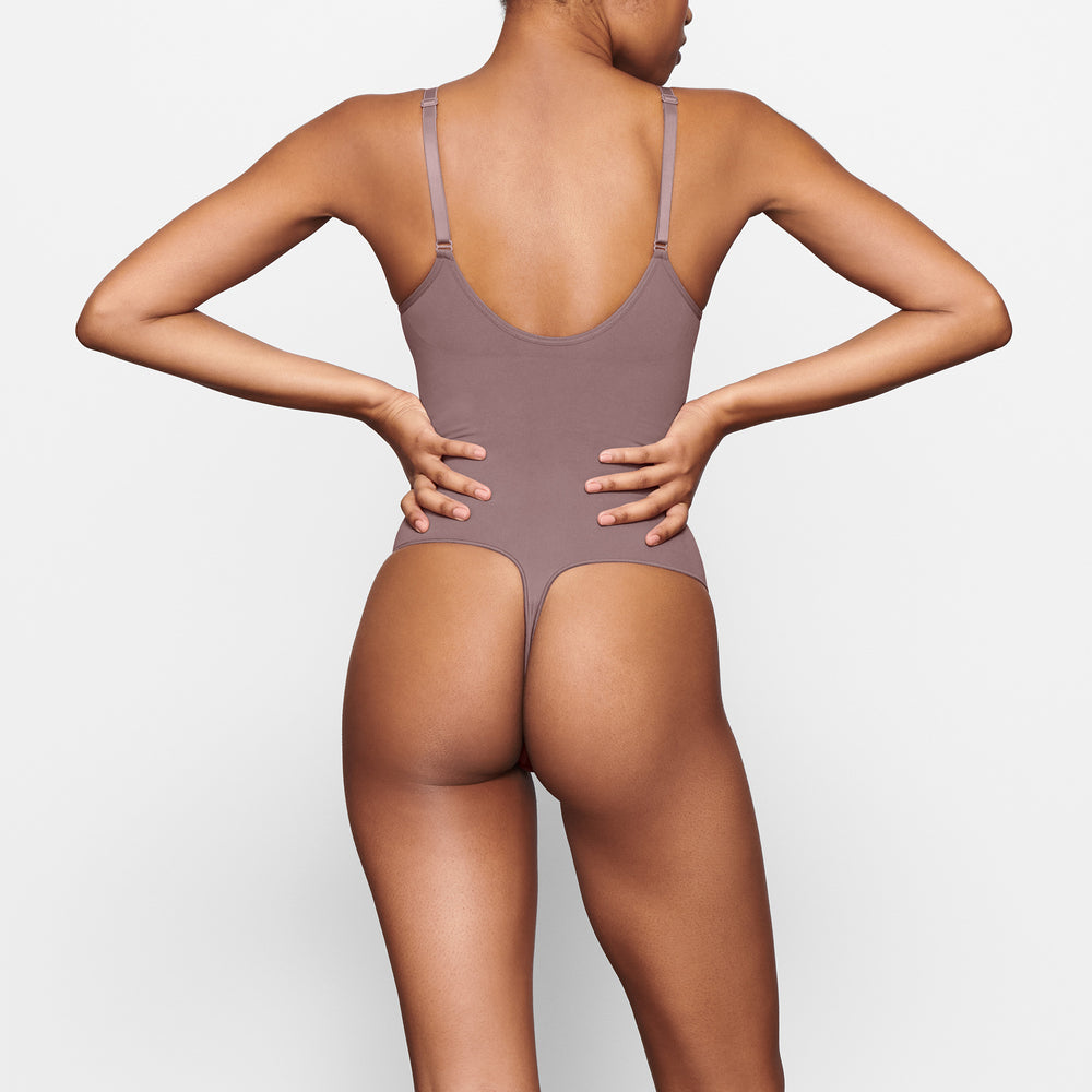 Skims SCULPTING THONG Bodysuit Bruin | JTP-912568