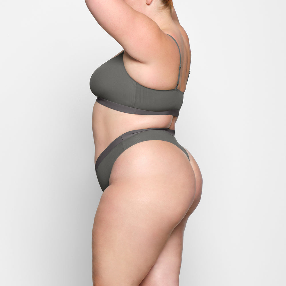 Skims SMOOTH RIB Thong Diepgrijs | URQ-269154