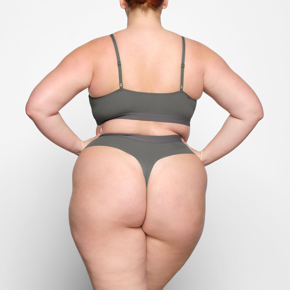 Skims SMOOTH RIB Thong Diepgrijs | URQ-269154