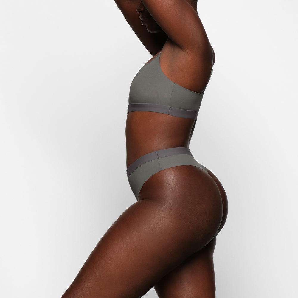 Skims SMOOTH RIB Thong Diepgrijs | URQ-269154
