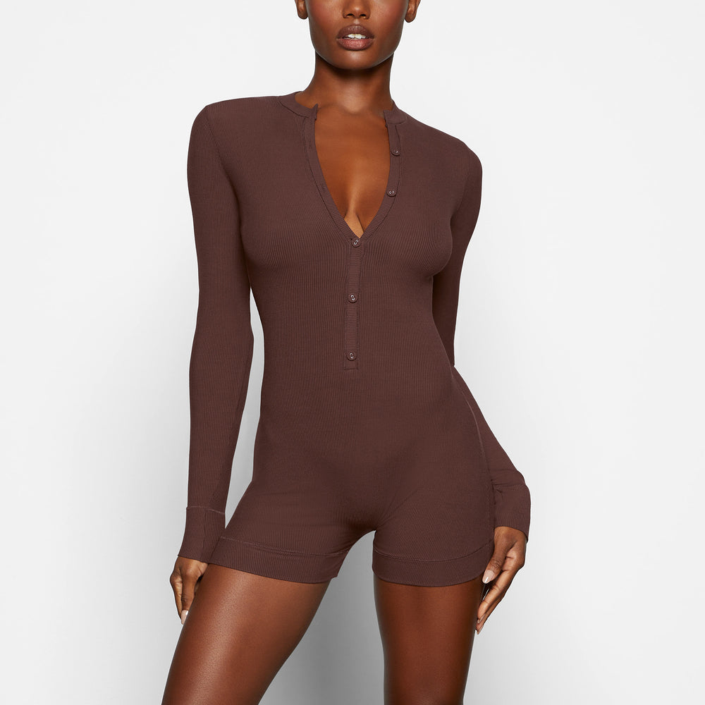 Skims SOFT LOUNGE BUTTON UP HENLEY Onesie Chocola | KRL-865473