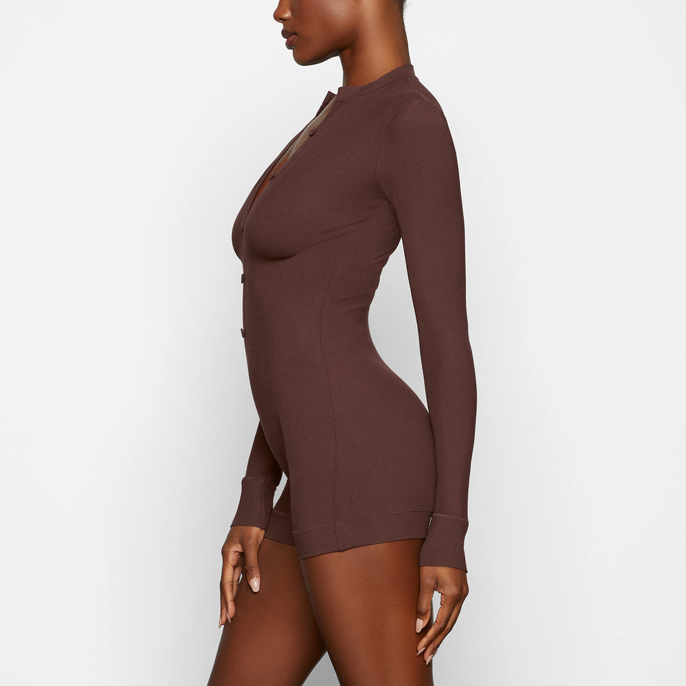 Skims SOFT LOUNGE BUTTON UP HENLEY Onesie Chocola | KRL-865473