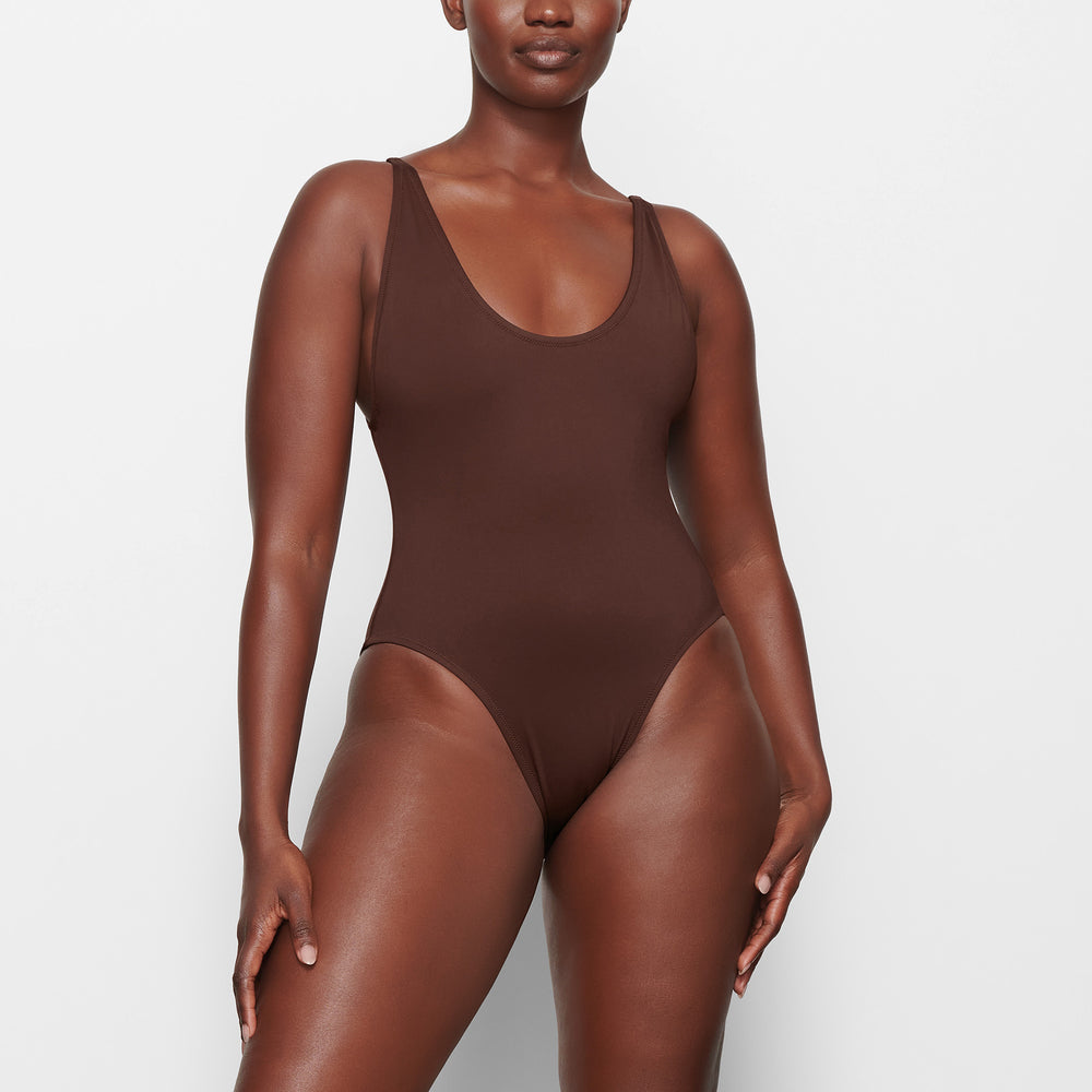 Skims SWIM SCOOP NECK One Piece Chocola | HXR-240763