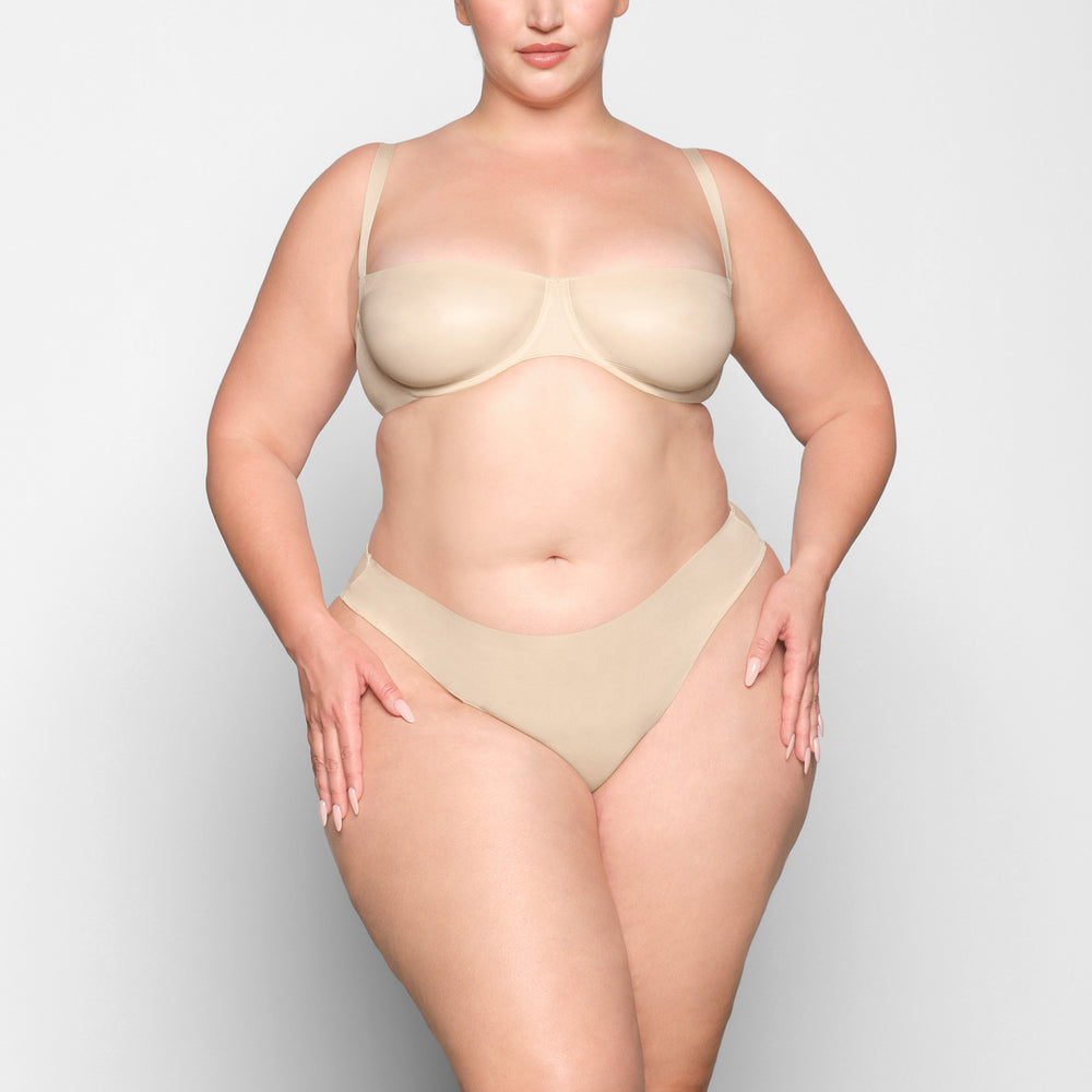 Skims WEIGHTLESS Thong Bruin | BEU-431908
